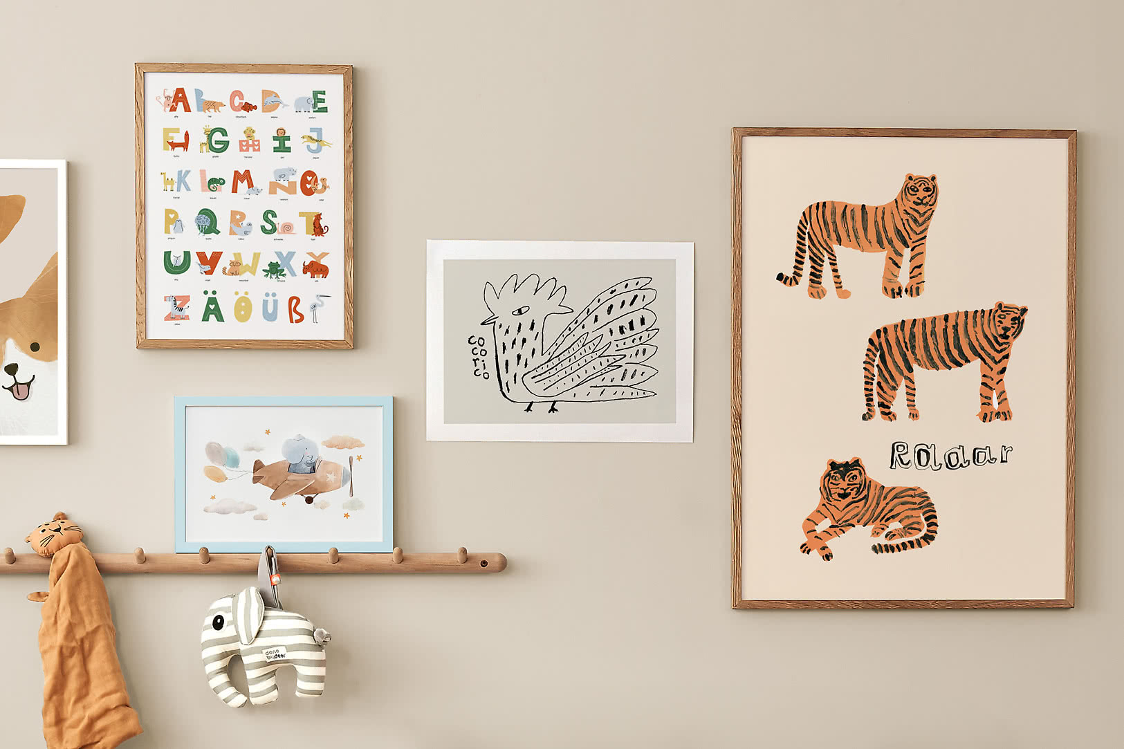 Mur de chambre d'enfant avec des affiches alphabet, tigre, oiseau et avion