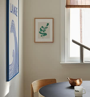 Une affiche encadrée dans un intérieur décoré