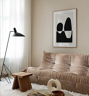 Affiche encadrée dans un intérieur soigné