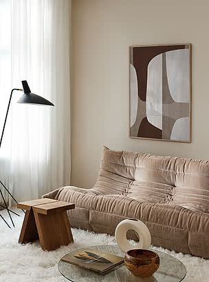 Stort indrammet billede over en sofa