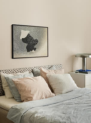 Affiches encadrées sur le mur d’une chambre