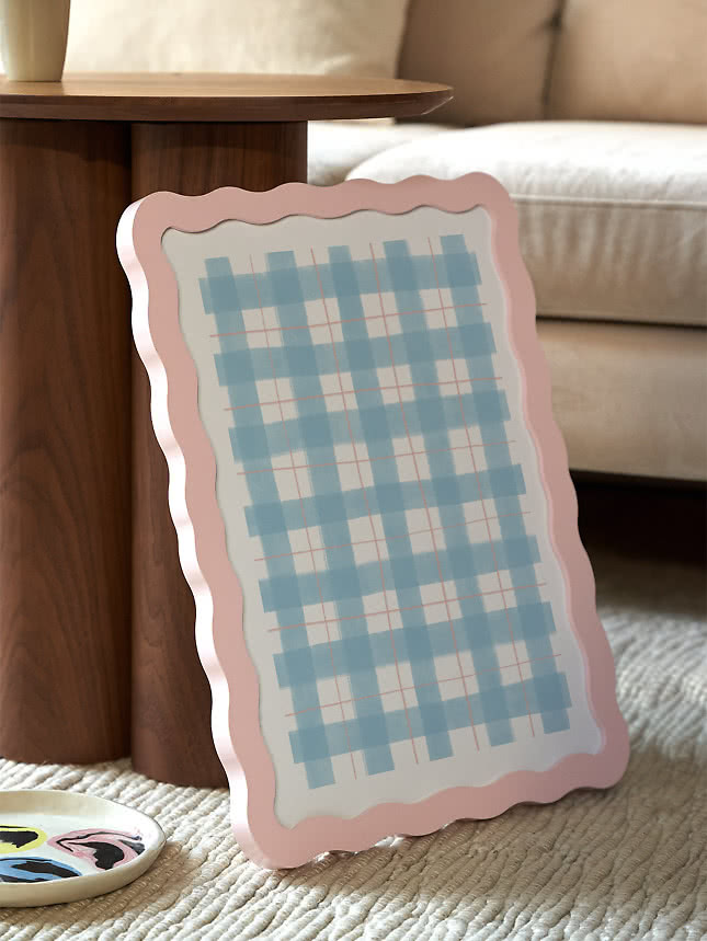 Affiche à carreaux bleus dans un cadre Wavy Frame rose