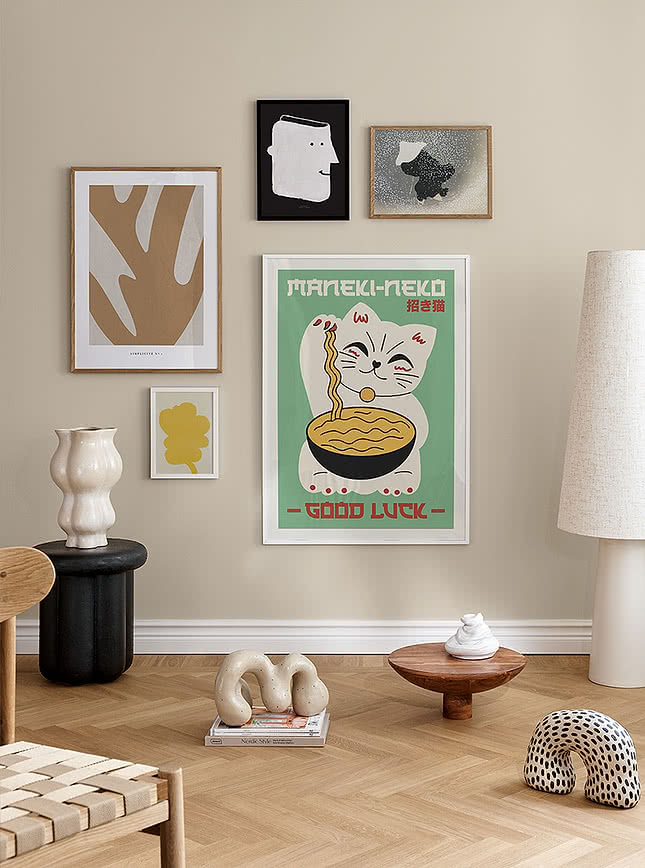 Mur de cadres avec une affiche Maneki-neko et des affiches abstraites dans des cadres variés
