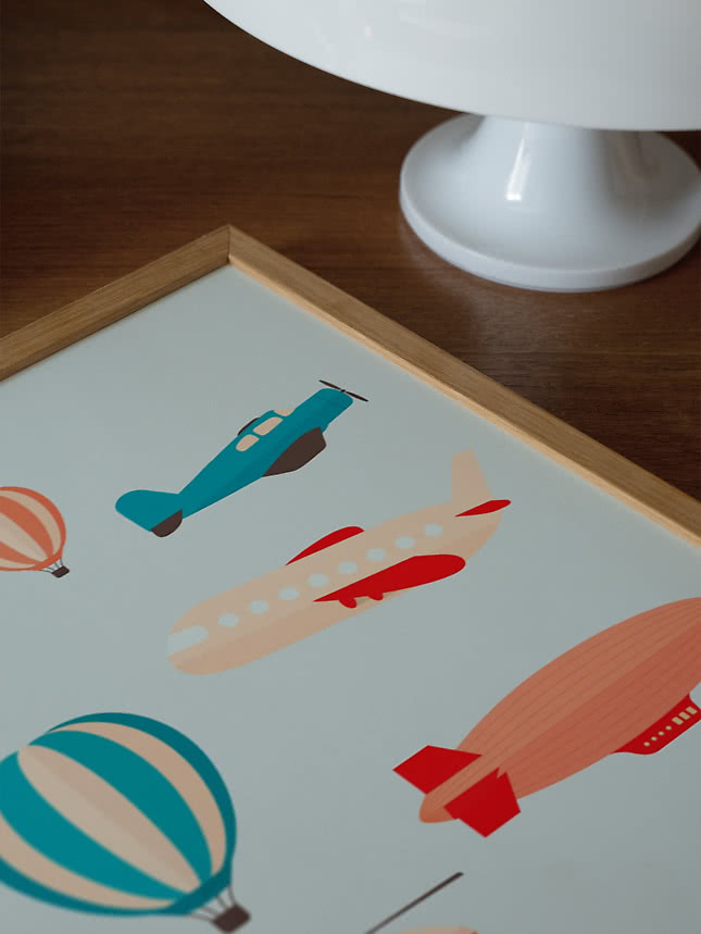 Gros plan sur une affiche avec des avions, un dirigeable et des montgolfières