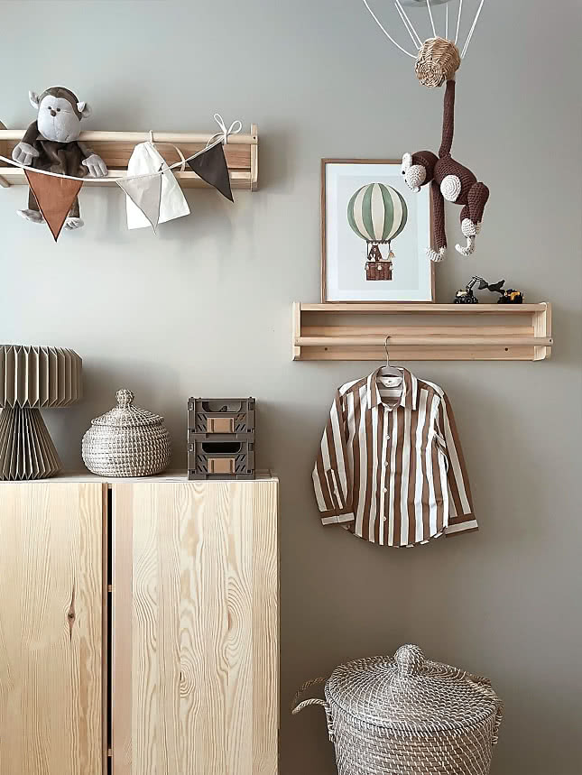 Petite affiche de montgolfière sur une étagère de chambre d'enfant avec des peluches