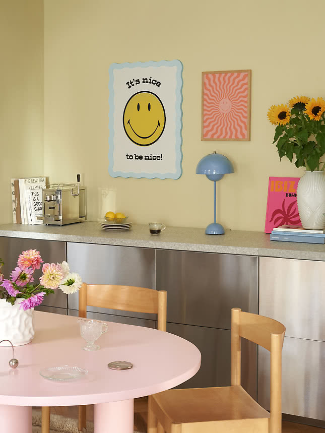 Smiley-print in een lichtblauwe Wavy Frame in een keuken met zonnebloemen