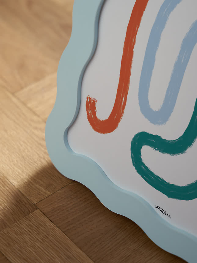 Close-up van een lichtblauwe Wavy Frame met een kleurrijke lijnenprint