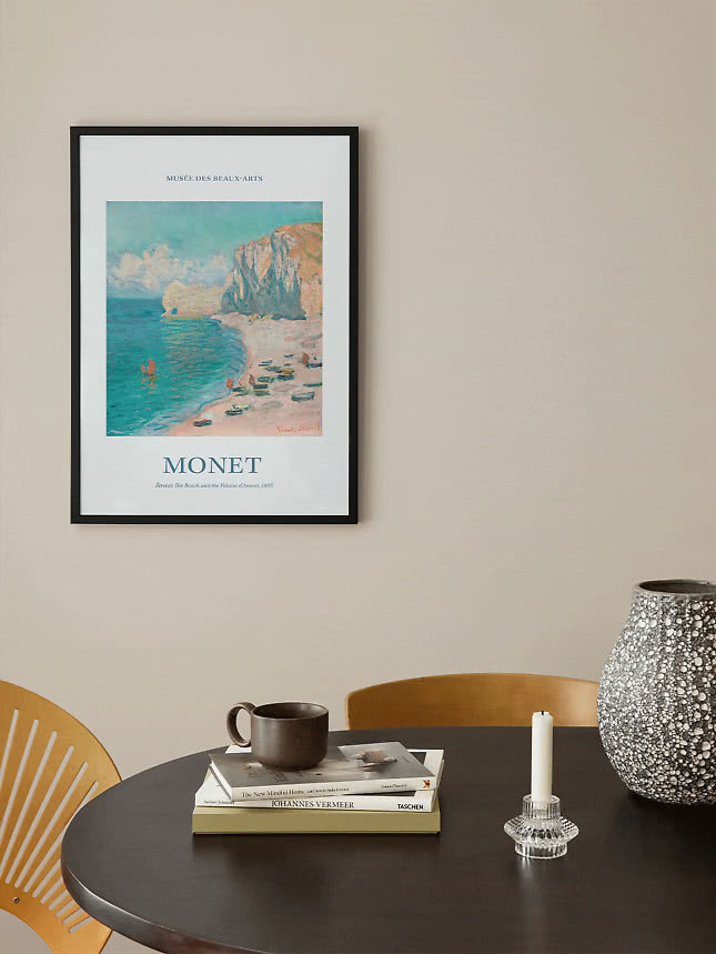 Affiche de Monet dans un cadre noir au-dessus d'une table ronde