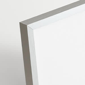 Primer plano de un lienzo blanco con esquina de marco plateado