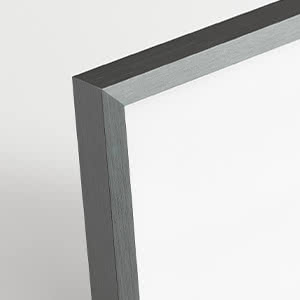 Primer plano de marco de aluminio plateado con unión de esquina nítida