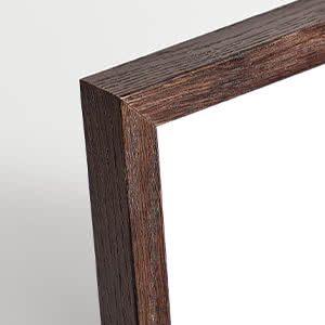 Primer plano de la esquina de un marco de madera oscura sobre fondo claro