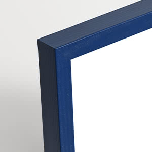 Primer plano de la esquina de un marco azul sobre fondo blanco