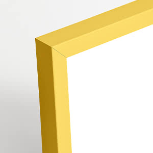 Primer plano de la esquina de un marco metálico dorado sobre fondo blanco
