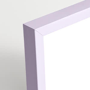 Primer plano de una esquina de marco cuadrado lavanda claro sobre fondo blanco