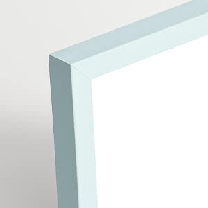 Primer plano de un marco rectangular blanco sobre fondo claro