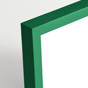Primer plano de un tubo metálico cuadrado verde sobre fondo blanco