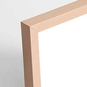 Primo piano dell’angolo di una cornice quadrata in rosa pastello su uno sfondo chiaro