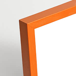 Primo piano dell’angolo di una cornice quadrata in arancione su uno sfondo chiaro