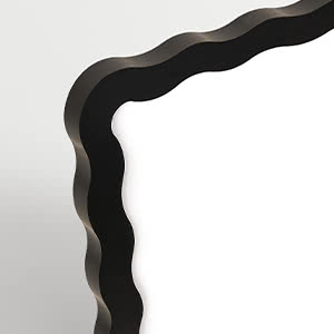Esquina de marco de espejo negro ondulado sobre fondo claro