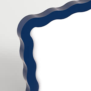 Primer plano de un marco de espejo azul ondulado sobre fondo claro