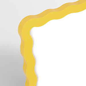 Borde amarillo ondulado sobre fondo blanco