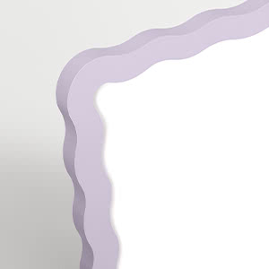 Borde ondulado morado abstracto sobre fondo blanco