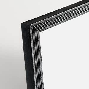 Primer plano de una esquina de marco negro con perfil en capas sobre fondo blanco