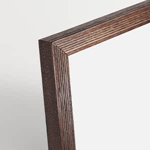 Primer plano de la esquina de un marco de madera marrón oscuro con veta visible
