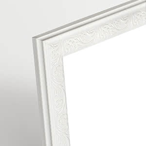 Primer plano de marco Versailles blanco con patrón floral decorativo
