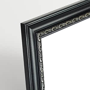 Primer plano de marco negro con detalle ornamental plateado en el borde interior