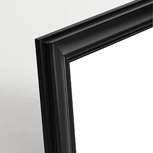 Primer plano del marco negro Madeleine con borde perfilado