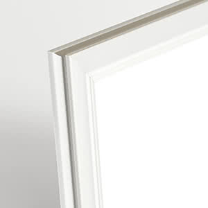 Marco de fotos decorativo blanco con perfil en capas ornamentado y borde embellecido, mostrado vacío.