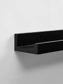 Schwarzes Wandregal aus Metall mit minimalistischem Design an weißer Wand