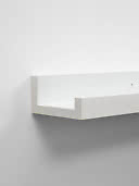 Weiße Wandablage im minimalistischen Design mit erhöhtem Rand