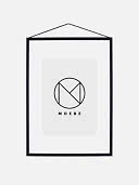 Sort billedramme med ophængssnor og hvidt passepartout med MOEBE-logo.