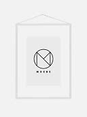 Weißer hängender Bilderrahmen mit minimalistischem MOEBE-Logo auf hellem Hintergrund