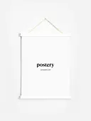 Witte posterhanger met koord, hangend aan een witte muur met eenvoudige poster.