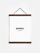 Donker eiken posterhanger met witte poster, hangend aan een witte muur
