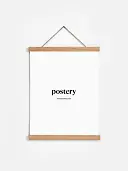 Eiken posterhanger met witte poster, hangend aan een lichte muur