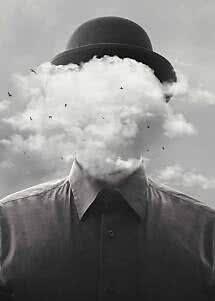 Schwarz-weißes surrealistisches Porträt einer Person mit Melone, Gesicht von Wolken verdeckt.
