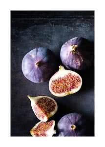 Fichi viola interi e tagliati a metà su sfondo scuro