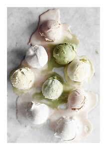 Plusieurs boules de glace pastel fondent sur une surface en marbre clair
