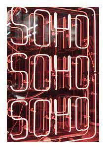 Insegna al neon rosa con scritta SOHO SOHO SOHO su sfondo scuro