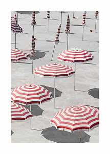 Rood-wit gestreepte parasols op een lichte betonnen vloer, deels open en deels gesloten