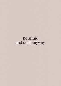 Beżowy plakat z czarnym napisem: „Be afraid and do it anyway.”
