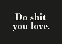 Sort design med hvid tekst: “Do shit you love.”