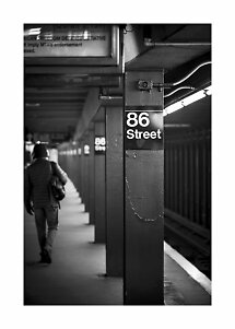 Sort-hvidt foto af perron med 86 Street-skilt og en person, der går væk