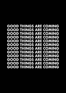 Póster negro con texto blanco "GOOD THINGS ARE COMING" repetido en varias líneas