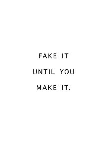 Poster minimalista con testo nero su sfondo bianco: “FAKE IT UNTIL YOU MAKE IT.”
