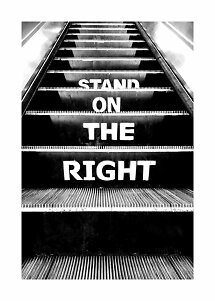 Zwart-witfoto van een roltrap met de tekst "STAND ON THE RIGHT" op de treden